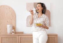 6 Best Foods to Eat During Menopause (And Not Eat)