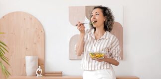 6 Best Foods to Eat During Menopause (And Not Eat)