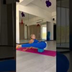 Hip Stretch Split Leg Flexibility Easy Yoga Flow #shorts #yogaexercise #yoga #yogapractice #fyp