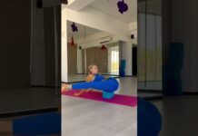 Hip Stretch Split Leg Flexibility Easy Yoga Flow #shorts #yogaexercise #yoga #yogapractice #fyp