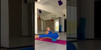 Hip Stretch Split Leg Flexibility Easy Yoga Flow #shorts #yogaexercise #yoga #yogapractice #fyp