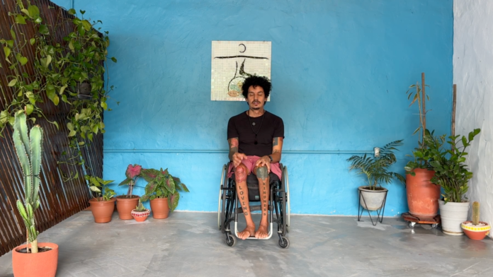 20-minute-chair-yoga-gratitude-10_rodrigo-souza.png